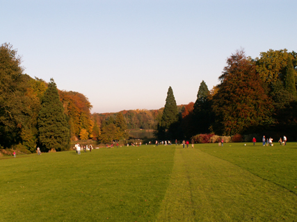 En descendant la plaine depuis le Château de La Hulpe