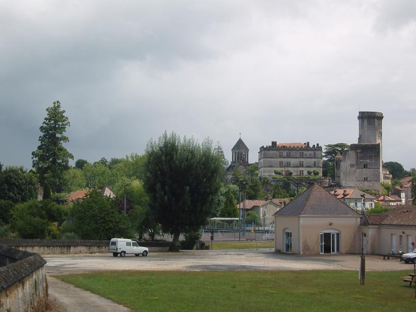 Ce séquoia concurrence désormais les tours du village.