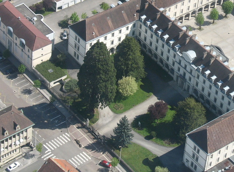 Vue aérienne du Collège Rouget de Lisle et de son séquoia © G & JP Lerch