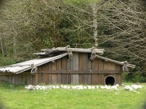 Maison Yurok construite en bois de séquoia