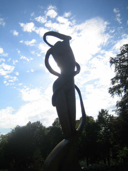 Sculpture "La Fille du Vent réalisée dans le bois d'un séquoia abattu par la tempête © Loïc Oria